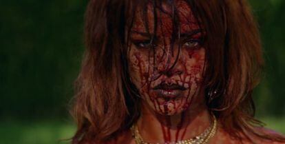 Rihanna, en una escena del vídeo de 'Bitch better have my money'.