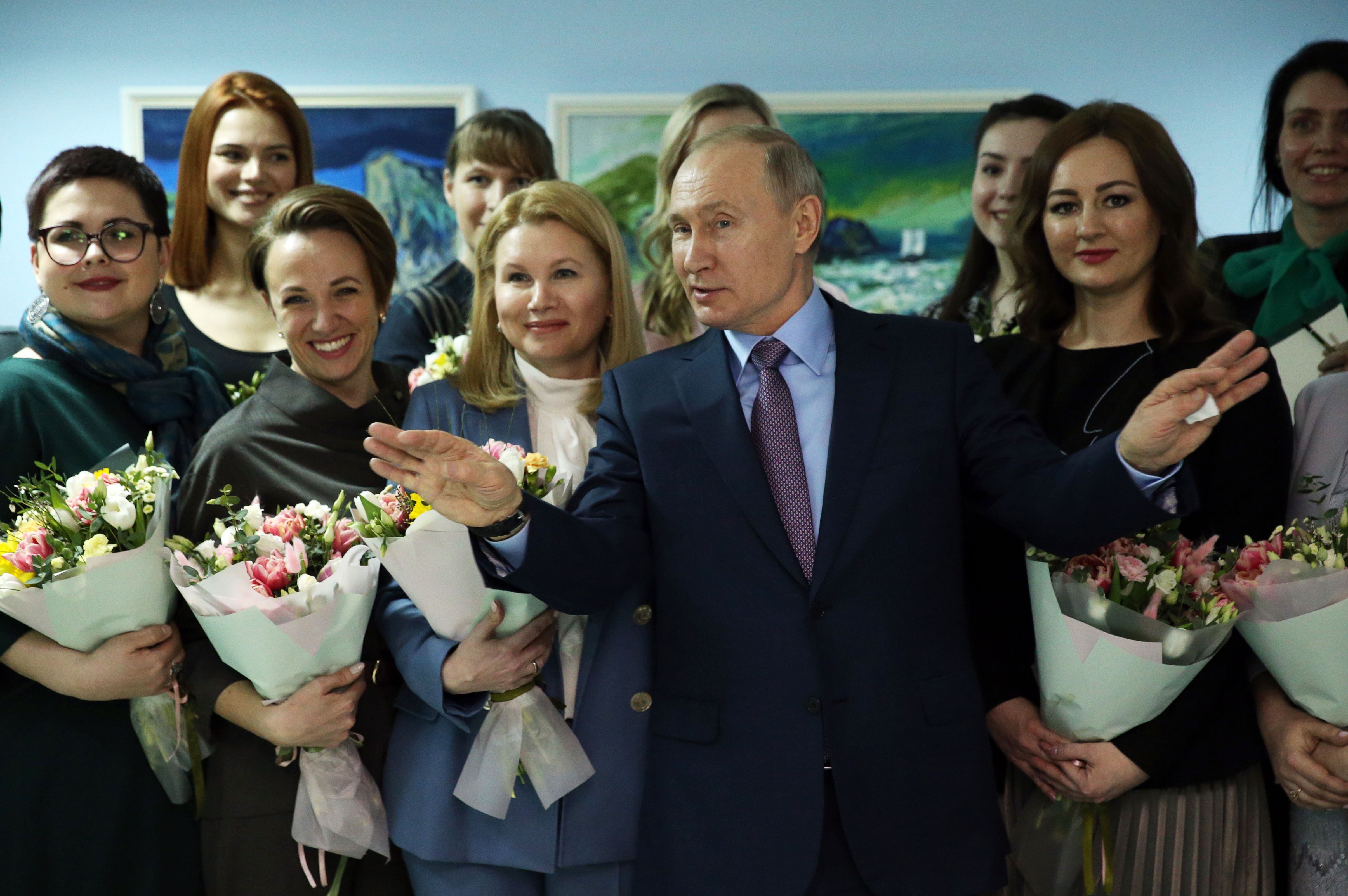 Putin junto a un grupo de mujeres en la conmemoración previa al Día Internacional de la Mujer en una fábrica de Ivánovo, el pasado 6 de marzo.