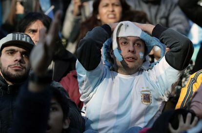 Un argentino se lamenta durante el primer partido de su selección frente a Islandia en la plaza San Martin de Buenos Aires (Argentina), el 16 de junio.