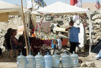 Familiares de los mineros atrapados no se mueven del campamento Esperanza, donde se trasladaron hace dos meses cuando les golpeó la tragedia.