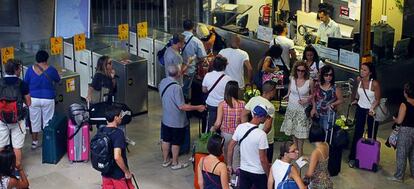 Usuarios del metro, ayer, en la taquilla de la parada del aeropuerto de Valencia.