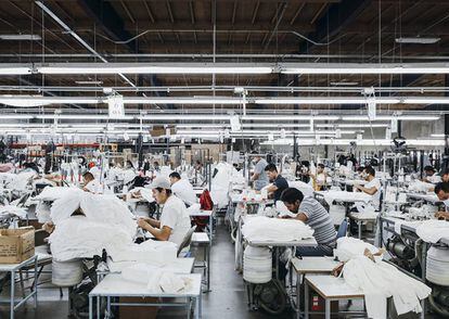 Fábrica de Los Ángeles de la marca de ropa Everlane, que dedica parte de las ganancias del Black Friday.