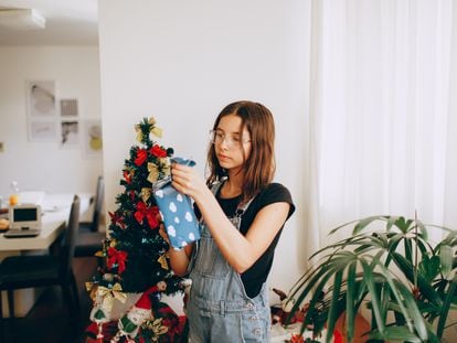 Es muy normal que el adolescente muestre poco interés por celebrar la Navidad en familia y se le hagan muy pesadas o aburridas.