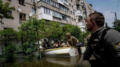 El ejército ucranio rescata en un bote a personas atrapadas.