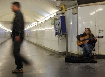 La cantante Kamala toca la guitarra el pasado viernes en un pasillo del metro de La Latina.