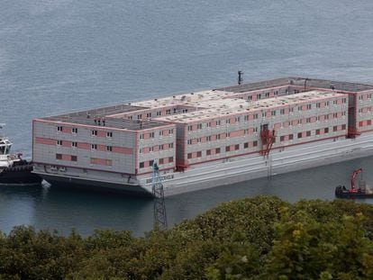 La barcaza Bibby Stockholm, una prisión flotante en la británica Isla de Portland, con capacidad para algo más de 500 personas y diseñada por el gobierno de Reino Unido para recluir a migrantes irregulares.