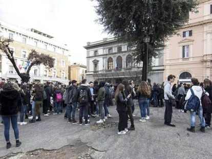 Estudiantes y profesores del colegio Machiavelli, de Roma, permanecen este miércoles en el exterior del centro tras los seísmos. En vídeo, las primeras imágenes del momento del seísmo.