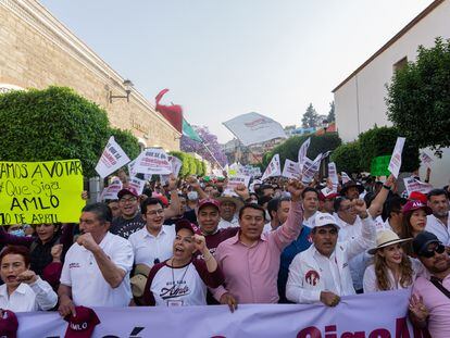 Manifestantes marchan en Tlaxcala en apoyo a López Obrador, antes de la consulta de revocación de mandato.
