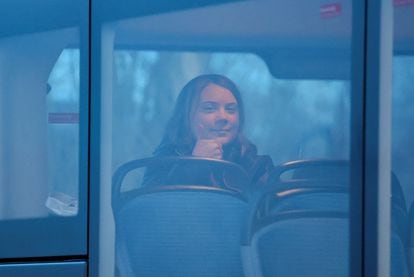 La activista climática Greta Thunberg gesticula sentada en un autobús, este martes.