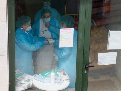 Tres trabajadoras, en la residencia O Incio este viernes por la mañana.