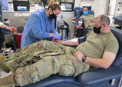 Varios militares donan sangre en la base militar del Ejército de los Estados Unidos Fort Leonard Wood, en octubre de 2021.