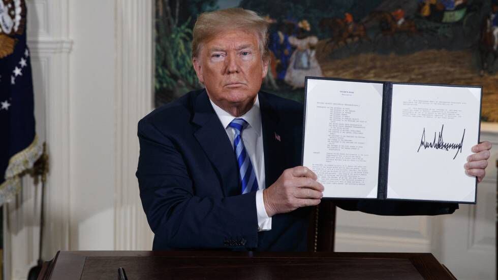 Donald Trump mostraba el decreto firmado con el que EE UU abandonó el pacto nuclear con Irán, en mayo de 2018 en la Casa Blanca.
