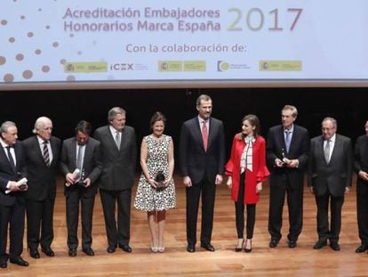 Los Reyes, este martes en Madrid, junto al ministro de Educaci&oacute;n, con los nuevos embajadores honorarios de la Marca Espa&ntilde;a.