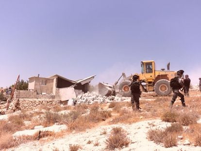 El Ejército israelí junto a una máquina en el derribo de una casa palestina en Jalet al Dabaa (Cisjordania), en la zona de las colinas del sur de Hebrón.  