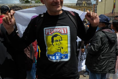 Un hombre utiliza una camiseta con una ilustración de Gustavo Petro en una marca de fósforos colombianos.