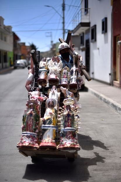 Un hombre vende imágenes religiosas en Fresnillo, Zacatecas.