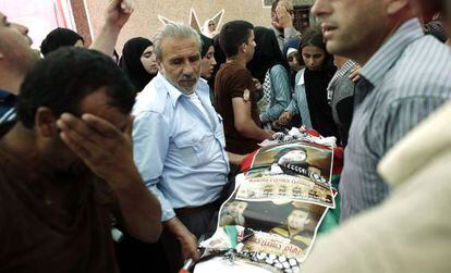 Familiares de Riham Dawabsha, durante su funeral.