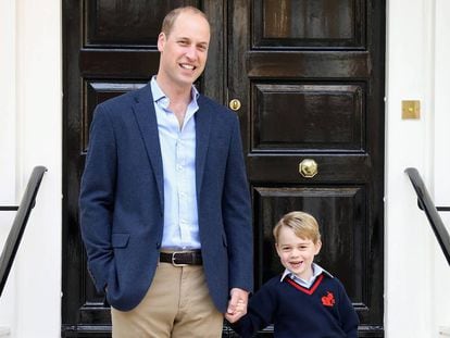 El pr&iacute;ncipe Jorge con su padre el pr&iacute;ncipe Guillermo en su primer d&iacute;a de clase en la escuela Thomas Battersea.  