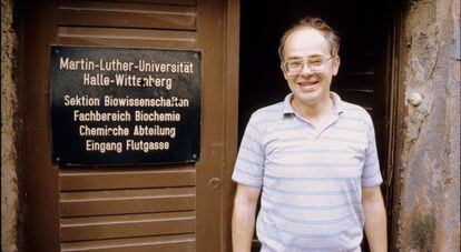 Gunter Fischer, a la entrada al Instituto de Bioquímica de la Universidad de Halle, en 1989.