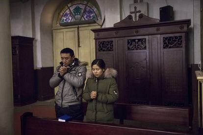Cat&oacute;licos asisten a una misa matutina en la Iglesia Cat&oacute;lica Xuanwumen en Pek&iacute;n, el martes