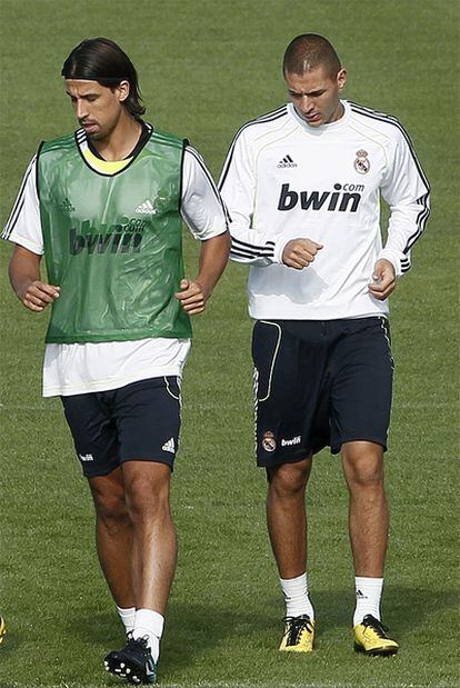 Benzema, junto a Khedira, durante el entrenamiento de hoy.