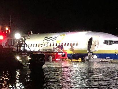 El avión de pasajeros que ha acabado sobre el río St. John's.