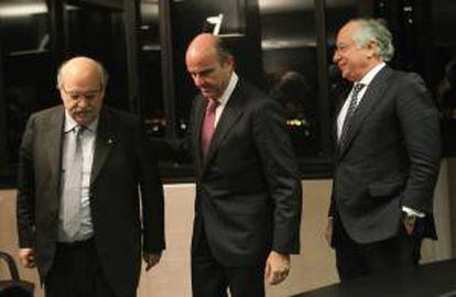 (De i a d) El conseller de Economía Andreu Mas-Colell; el ministro de Economía Luis de Guindos; y el consejero delegado de CaixaBank, Juan Maria Nin.