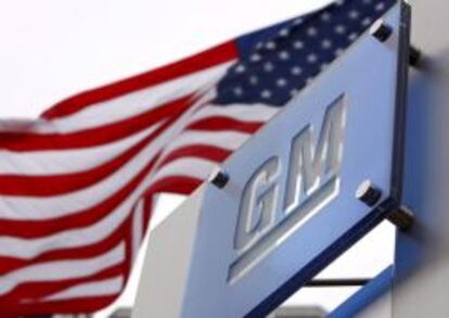 Imagen de archivo datada el 19 de noviembre del 2008 del logotipo de General Motors (GM) en su sede de Detroit, EEUU.