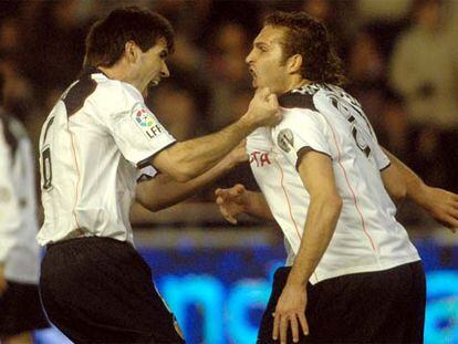 Albelda y Baraja festejan el gol del empate del Valencia.