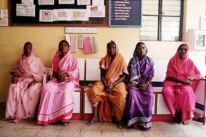 En el Mann Deshi Mahila Sahakari Bank, de la India, participan ya 30.000 mujeres, la mayoría de la casta más baja, intocables.