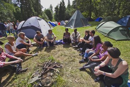 Varios jóvenes participan en una de las actividades del campamento laborista de la isla de Utoya el jueves, víspera de la tragedia.