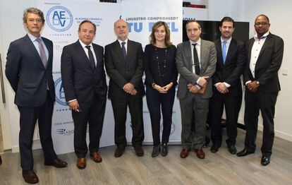 Los participantes en el acto de presentación de la aplicación. De izda a dcha: Luis Ríos, José Javier Castrodeza, Pedro Jaén, Elena María Bastidas, José Antonio Alonso, Sergio Vañó y Daudi Rajabu.