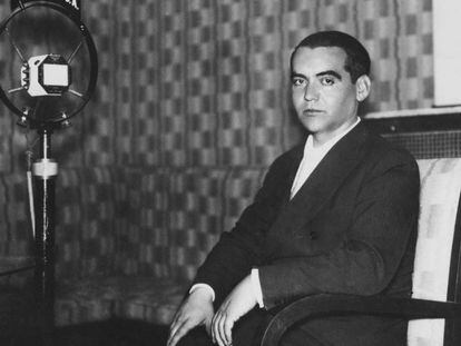 El poeta Federico García Lorca, en los estudios de Unión Radio, en 1929.