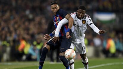 Eric Bailly (derecha), defensa del Manchester United, lucha con Raphinha, del Barcelona, el día 16 en el Camp Nou en partido de la Europa League.