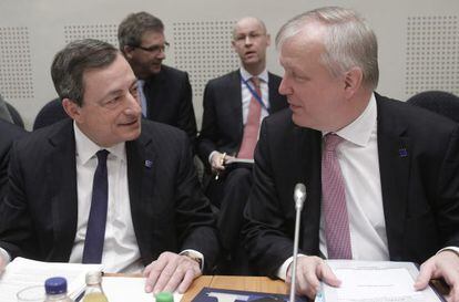 El presidente del BCE, Mario Draghi, charla con Olli Rehn, vicepresidente de la Comisi&oacute;n Europea, durante el Eurogrupo celebrado esta semana en Atenas.