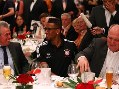 Jupp Heynckes, J&eacute;rome Boateng y Uli Hoeness celebran en el hotel la victoria ante el Real Madrid.