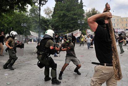 Enfrentamientos entre encapuchados y antidisturbios ante el Parlamento, en Atenas.