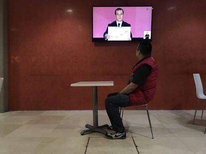 Un hombre observa el primer debate entre candidatos a la presidencia de México, en un café del centro histórico de la Ciudad de México.