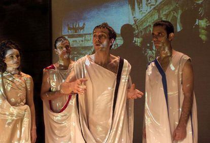 Proyección sobre los actores argentinos que representan 'Los áspides de Cleopatra'