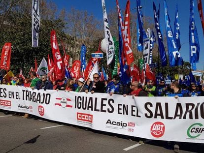 Cabecera de la manifestación de funcionarios de prisiones que ha recorrido este sábado el centro de Madrid.