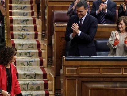 El presidente del Gobierno, Pedro Sánchez, y los diputados socialistas aplauden a la ministra de Hacienda, María Jesús Montero, durante el debate de los Presupuestos, este miércoles.