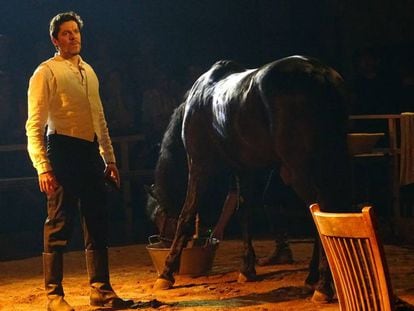 El actor Ivan Benet con el caballo &#039;Juguet&oacute;n&#039;, en un ensayo de &lsquo;Bodas de Sangre&rsquo;, de Oriol Broggi. 
