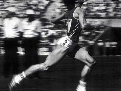 Marita Koch, en el momento de batir el récord mundial de 400 metros en Canberra, el 6 de octubre de 1985.