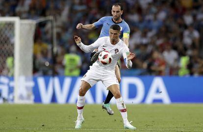 Cristiano Ronaldo se hace con el control del balón.