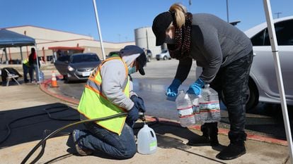Un voluntario reparte agua en Kyle, Texas.