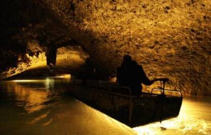 Ruta en barca por las grutas de Jeita, en Líbano.