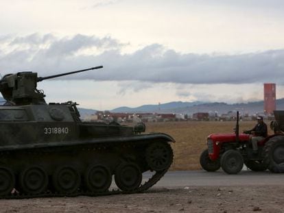 Un tanque vigila el penal del Altiplano, donde se encuentra 'El Chapo.