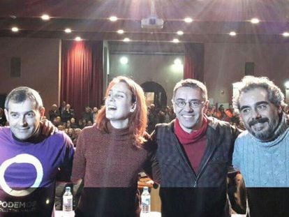 Guardingo, Albiach, Monedero y Viejo en el acto de este viernes de Mollet junto a dos miembros de la organización con camiseta lila.