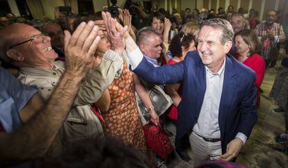 El alcalde y candidato a la reelección, Abel Caballero (PSOE), celebra la victoria en las elecciones municipales a la alcaldía de Vigo
