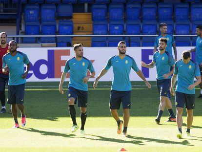 Varios jugadores del Villarreal durante el entrenamiento en el estadio de La Cerámica.